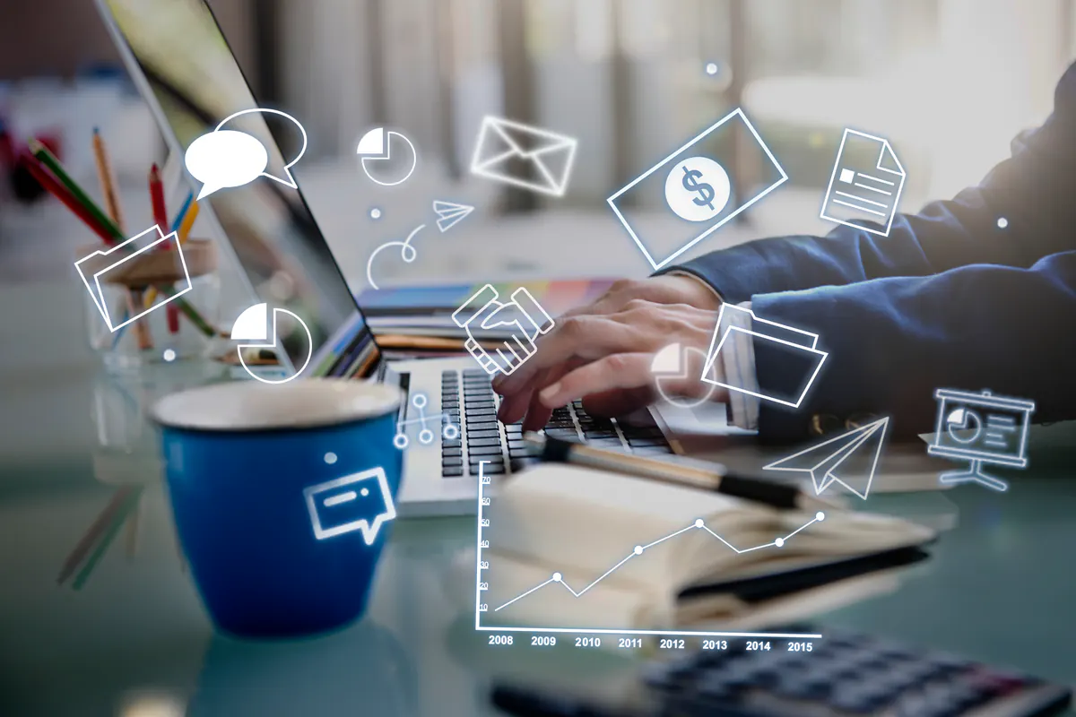 Estratégia de marketing digital com planejamento, comunicação e indicadores de crescimento